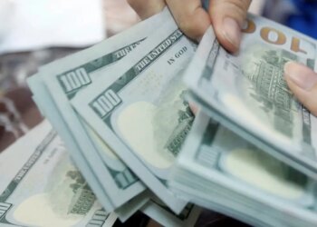 Dólar sobe para R$ 5,06; bolsa cai com IPCA-15 e recuo do petróleo