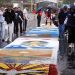 Fiéis enfrentam chuva para fazer tapetes de Corpus Christi no Rio