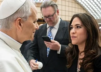 Papa nomeia primeira mulher para liderar comunicações do Vaticano